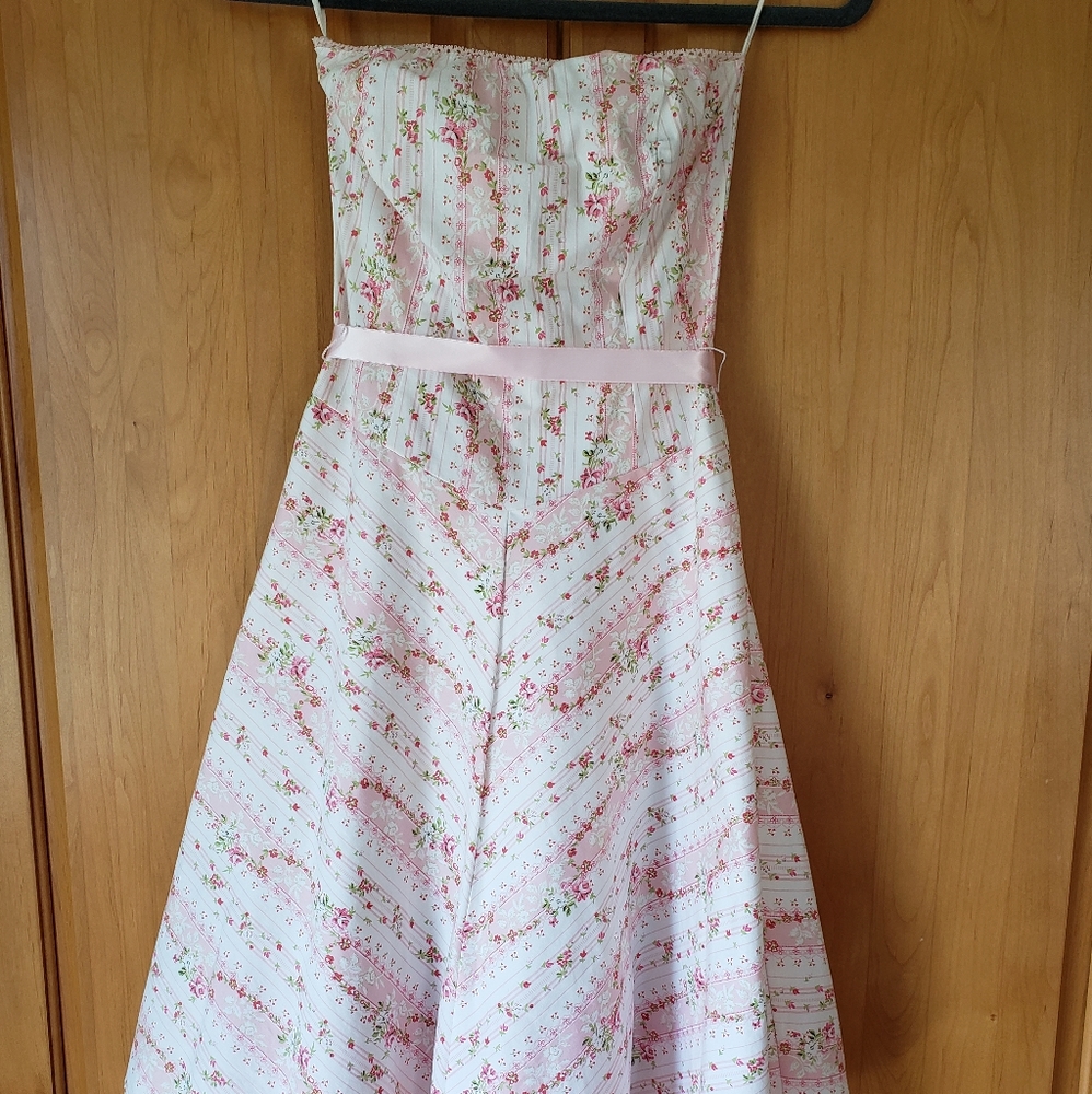 Fun strapless dress.